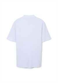 Polo shirt bianco a maniche corte con una texture a costine, caratterizzato da un orlo dritto e un colletto classico, progettato per una vestibilità rilassata.