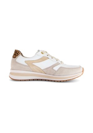 Sneakers met een witte leren bovenkant, accentueert door beige suede, een leopardprint hiel en een vetersluiting. Rubberen zool.