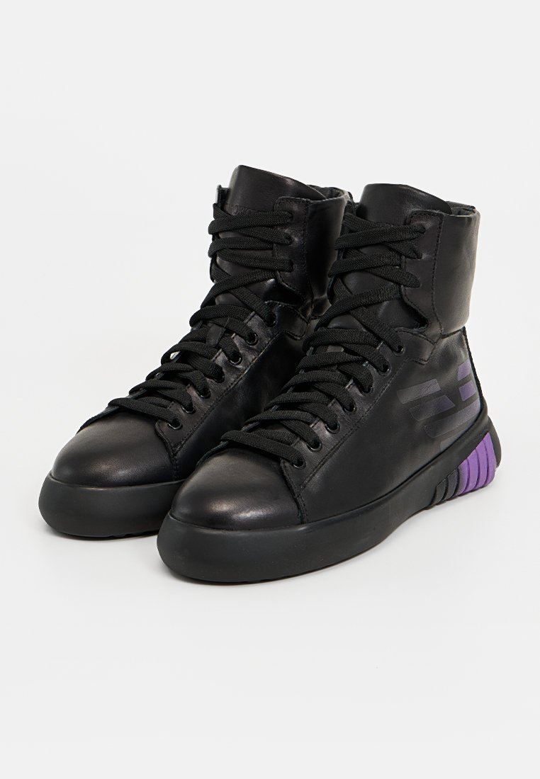 Schwarze hohe Sneakers aus glattem Leder, mit schwarzen Schnürsenkeln, lila Akzenten an der Ferse und einer runden Zehenform.