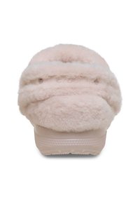 Zuecos rosas y peludos con un material suave y texturizado. Cuentan con un respaldo redondo y una suela acolchada con un acabado liso y orificios de ventilación ajustables.