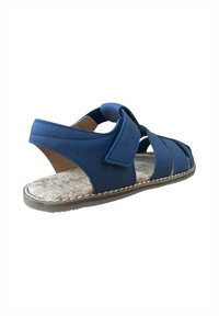 Sandalia de cuero azul con diseño abierto, cierre de tira de Velcro, plantilla de corcho y costuras blancas en contraste a lo largo de la suela.