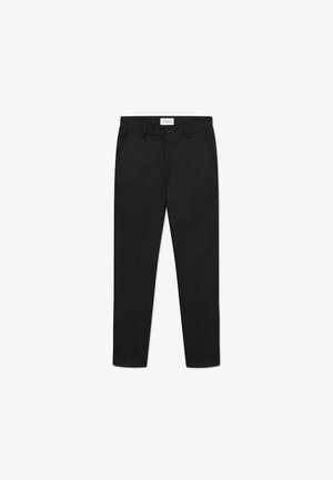 Pantaloni negri, croiți, dintr-un material neted și ușor. Au buzunare laterale, curea de prindere și fermoar cu închidere cu nasture.