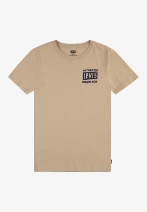 Beige Levi's T-shirt met korte mouwen en een ronde hals, voorzien van de tekst "Authentic Levi's Western Wear" in een donkere print op de linkerborst.