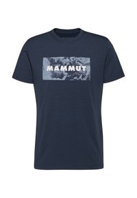 Navyblauwe t-shirt met korte mouwen, met een witte blokgrafiek van "MAMMUT" en een abstract patroon achter de tekst aan de voorkant.