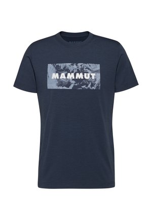 T-shirt blu navy a maniche corte, con una grafica a blocchi bianca con la scritta "MAMMUT" e un motivo astratto dietro il testo nella parte anteriore.