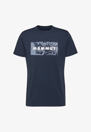 Navyblauwe t-shirt met korte mouwen, met een witte blokgrafiek van "MAMMUT" en een abstract patroon achter de tekst aan de voorkant.