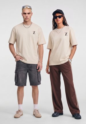 YOURTURN, UNISEX 4 PACK - T-shirt con stampa - white/black/sand/brown
