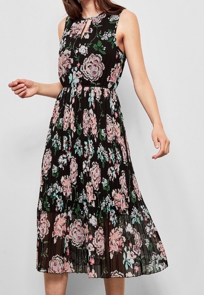 Blumen-Midi-Kleid mit schwarzem Hintergrund, das rosa und grüne Blumen zeigt. Ärmelloses Design, plissierter Stoff und Detail mit Schlüssel-ausschnitt im Dekolleté.