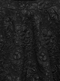 Zwarte rok met een bloemachtig kanten patroon, een gestructureerd oppervlak, geplooid ontwerp en een gladde tailleband.