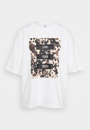 Valge üleva suurusega T-särk lühikeste varrukatega, millel on pruun ja must abstraktne muster ning tekst "ELA OMA TÕDE" rasvastes mustades blokki tähtedes.