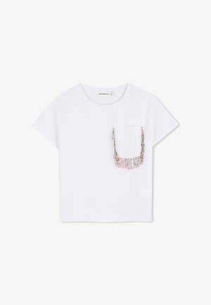 T-shirt blanc à manches courtes avec une poche ornée de perles colorées sur le bord, col rond et coupe décontractée.