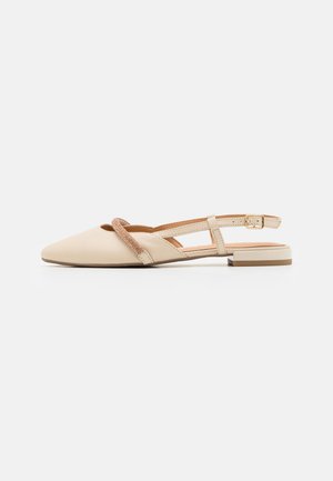 Beige slingback schoen met een puntige neus, platte hak en een decoratieve band met een getextureerde accenten. Glad leren materiaal.