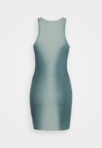 Robe moulante dégradé bleu sarcelle. Réalisée en tissu côtelé, elle présente un design débardeur, une coupe ajustée et une texture lisse sans ornements.