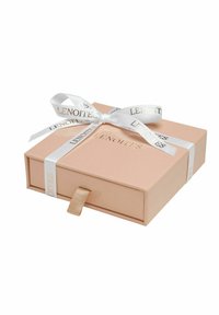 Persikofärgad presentlåda med ett satinband, som har präglad text "LENOITES" och en dragflik för att öppna. Slät yta, fyrkantig design.