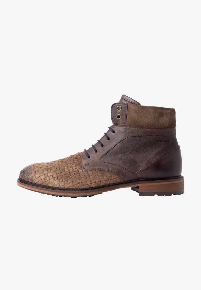 Bottine en cuir marron avec une texture tissée sur l'avant, tige en cuir lisse, lacets bleus et semelle marron robuste.