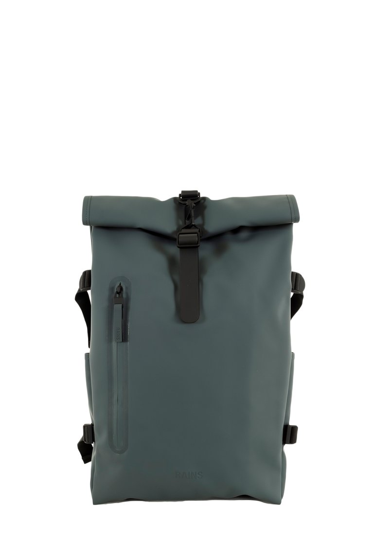 Rucksack mit Rollverschluss aus mattem dunkelgrauem Material, ausgestattet mit einer vorderen Reißverschlusstasche, verstellbaren Trägern und einem schwarzen Schnallenverschluss.