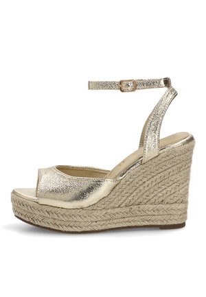 Sandalia de cuña metálica dorada con correa en el tobillo y plataforma de yute trenzado, punta abierta y cierre de hebilla.