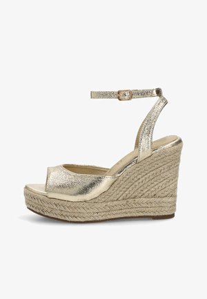 Sandalia de cuña metálica dorada con correa en el tobillo y plataforma de yute trenzado, punta abierta y cierre de hebilla.