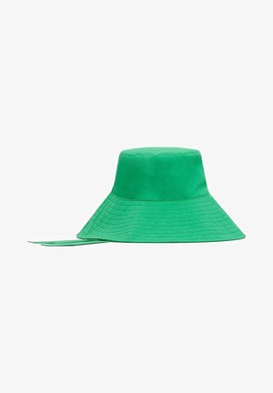 Chapeau bob vert à large bord avec des détails cousus et un ruban en tissu qui s'étend à l'arrière.