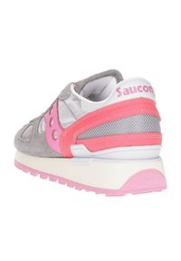 Sneaker grigia e rosa con materiali in camoscio e mesh, dotata di una suola imbottita, forma arrotondata e numerosi accenti perforati.