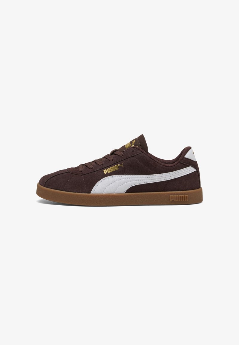Baskets en daim marron Puma avec bande blanche sur le côté, semelle en gomme, design à lacets, et marquage Puma doré sur le côté et la languette.