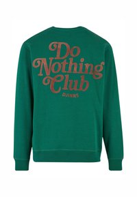 Sudadera verde de manga larga, que presenta un gran texto impreso en la parte posterior: "Do Nothing Club" en marrón, con puños y cuello acanalados.