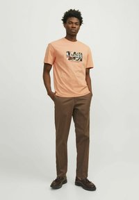 Jack & Jones JORSEQUOIA TEE CREW NECK  - Camiseta estampada - canyon sunset