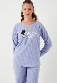 Ljubičasti, rebrasti sets pijama od flisa s dugim rukavima, bijelim točkicama i dizajnom kaktusa s izvezenim tekstom "ne diraj me."