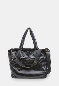 Borsa a tracolla nera con un esterno in finta pelle lucida, rifiniture morbide, doppi manici, una tracolla regolabile e una tasca con zip frontale.