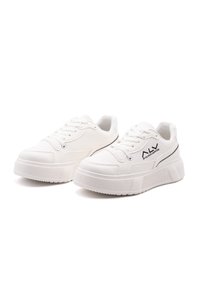Sneakers bianchi con tomaia in pelle liscia, design con lacci e suola spessa e rigata. Presentano accenti con logo neri sui lati.