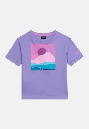 Lilla t-shirt med korte ærmer med en farverig grafik af et pink bjerg, lilla sol og blå bølger på fronten.