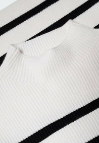 Pull en maille côtelée blanche avec des rayures horizontales noires et un col rond montant.