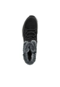 Schwarze Sneaker mit einer strukturierten Oberseite, die grauen Kunstfellkragen um den Knöchel hat und eine weiße Gummisohle. Die Schnürsenkel sind an der Vorderseite markant.