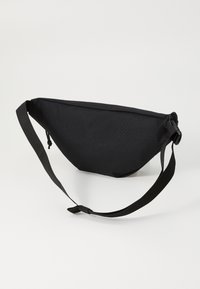 Marsupio nero in tessuto con un design elegante, dotato di una ampia tracolla regolabile e di un gancio per il fissaggio. Texture liscia e stile minimalista.