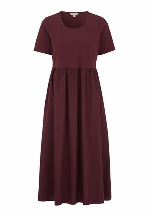 Burgundy kortärmad klänning med rund hals, gathered midja och flödande, ankellång kjol i mjukt tyg.