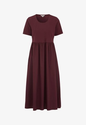 Bordeaux-korte mouwen jurk met een ronde hals, een gegadigde taille en een vloeiende, enkellange rok van zachte stof.