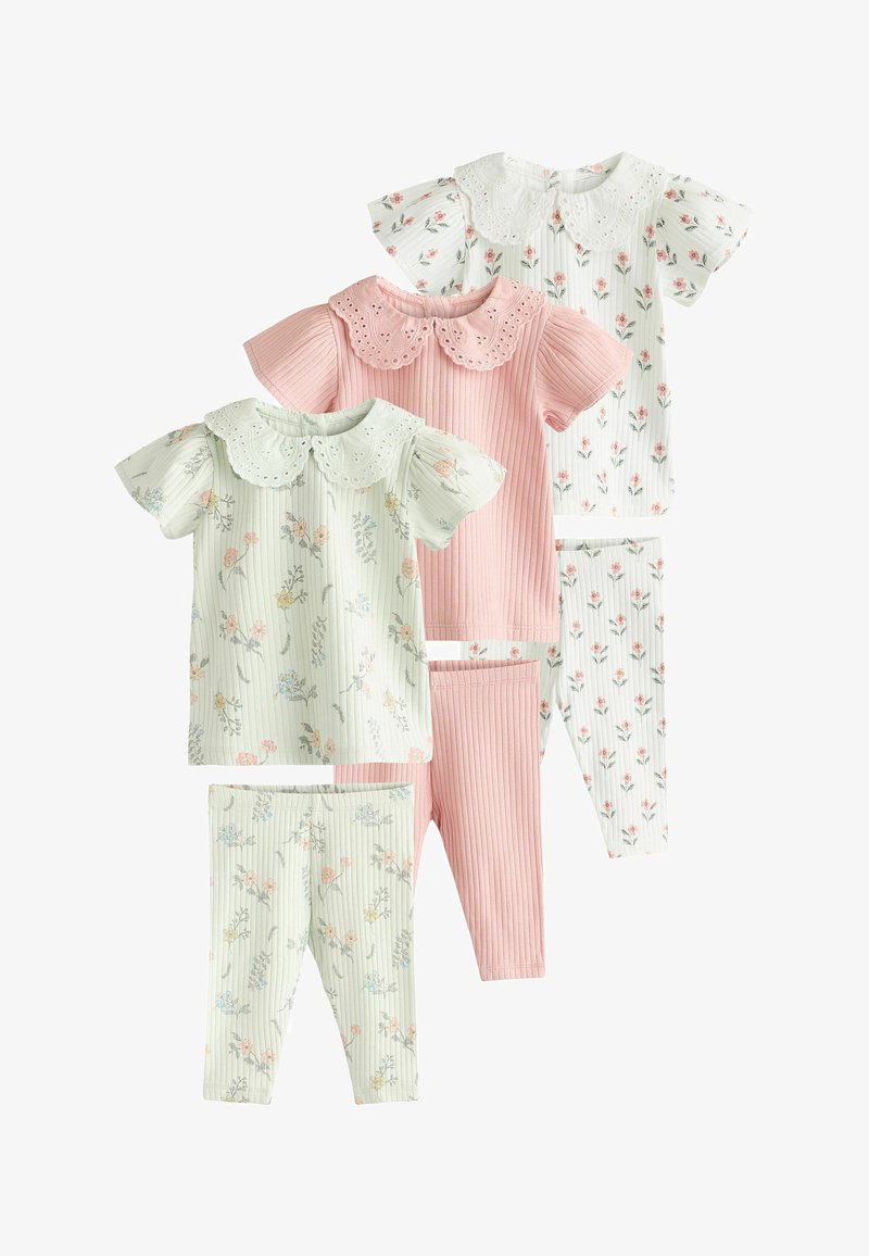 Trois ensembles de pyjamas côtelés pour petites filles avec hauts manches courtes et leggings ; deux imprimés fleuris et un rose uni, tous avec des cols festonnés.