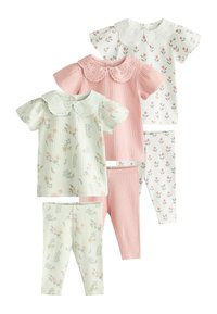 Sæt af børnetøj, der inkluderer to bluser og to par bukser. Features pastelfarver, blomster mønstre og dekorative kraver.