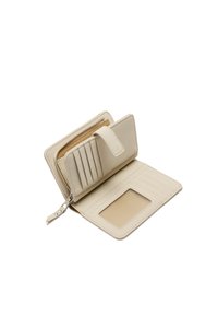 Beżowy portfel z zamykaną na zamek kieszenią, wieloma przegródkami na karty oraz przezroczystym okienkiem na dowód tożsamości. Gładka tekstura i minimalistyczny design.