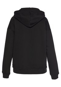 Sudadera con capucha negra que presenta una textura suave, mangas largas, puños y dobladillo acanalados, con un acabado liso en la parte trasera y un diseño sencillo.