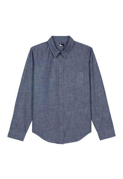 Camisa de manga longa em chambray azul com colarinho abotoadurado, bolso frontal e fecho por botões, apresentando uma textura lisa e bainha arredondada.