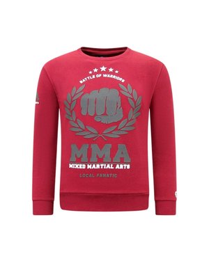 Rode sweater met lange mouwen, met een grijze vuistgrafiek, laurierkrans en tekst "Battle of Warriors," "MMA Mixed Martial Arts" en "Local Fanatic."