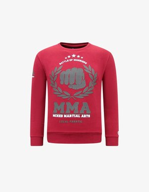 Rode sweater met lange mouwen, met een grijze vuistgrafiek, laurierkrans en tekst "Battle of Warriors," "MMA Mixed Martial Arts" en "Local Fanatic."