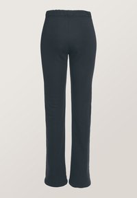 Czarne spodnie z elastycznego materiału. Posiadają elastyczny pasek w talii, rozszerzający się krój nogawki oraz brak widocznych zapięć i wzorów.