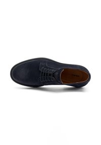 Scarpe in suede blu scuro con lacci, dalla punta rotonda, rivestimento marrone a contrasto e suola in gomma nera. Design minimalista e dettagli di cucitura.