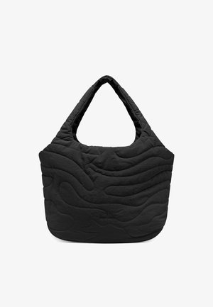 Sac cabas noir matelassé avec une texture ondulée et une forme hobo. Il présente des poignées doubles arrondies et un matériau en tissu doux.