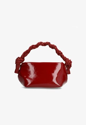 Rode leren handtas van patentleer met een gevlochten rode handgreep, met een glanzende afwerking en een ronde vorm voor een compact ontwerp.