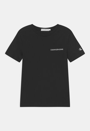 Sort T-shirt med korte ærmer med teksten "CALVIN KLEIN JEANS" på den forreste venstre bryst samt et lille "ck" logo på venstre ærme.