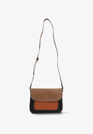 Bolso bandolera con una solapa beige lisa, un panel frontal naranja texturizado y una base negra; cuenta con una correa ajustable delgada.