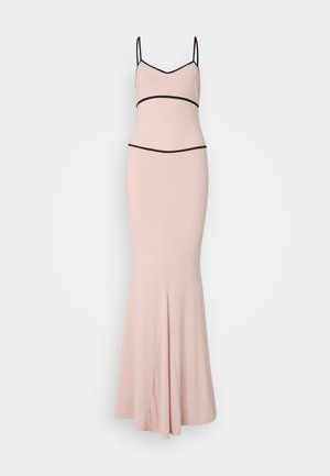 Abito aderente rosa con una gonna che si allarga nella parte inferiore. Presenta sottili spalline nere e una cintura nera a contrasto. Tessuto liscio.